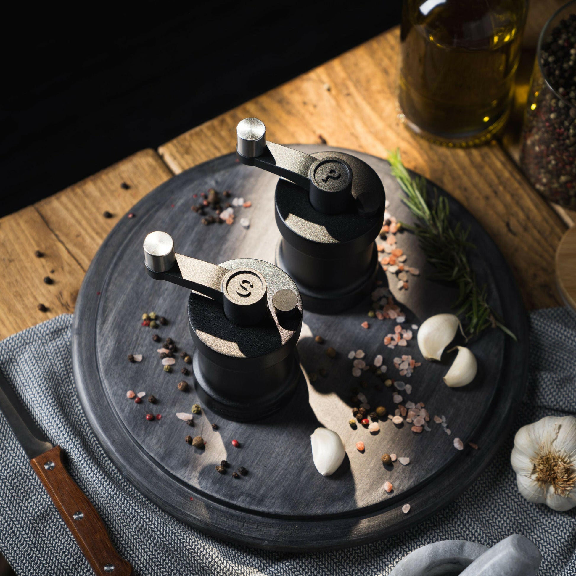 iron-mills-onyx-black-salt-and-pepper-mills-on-chopping-board-kitchen
