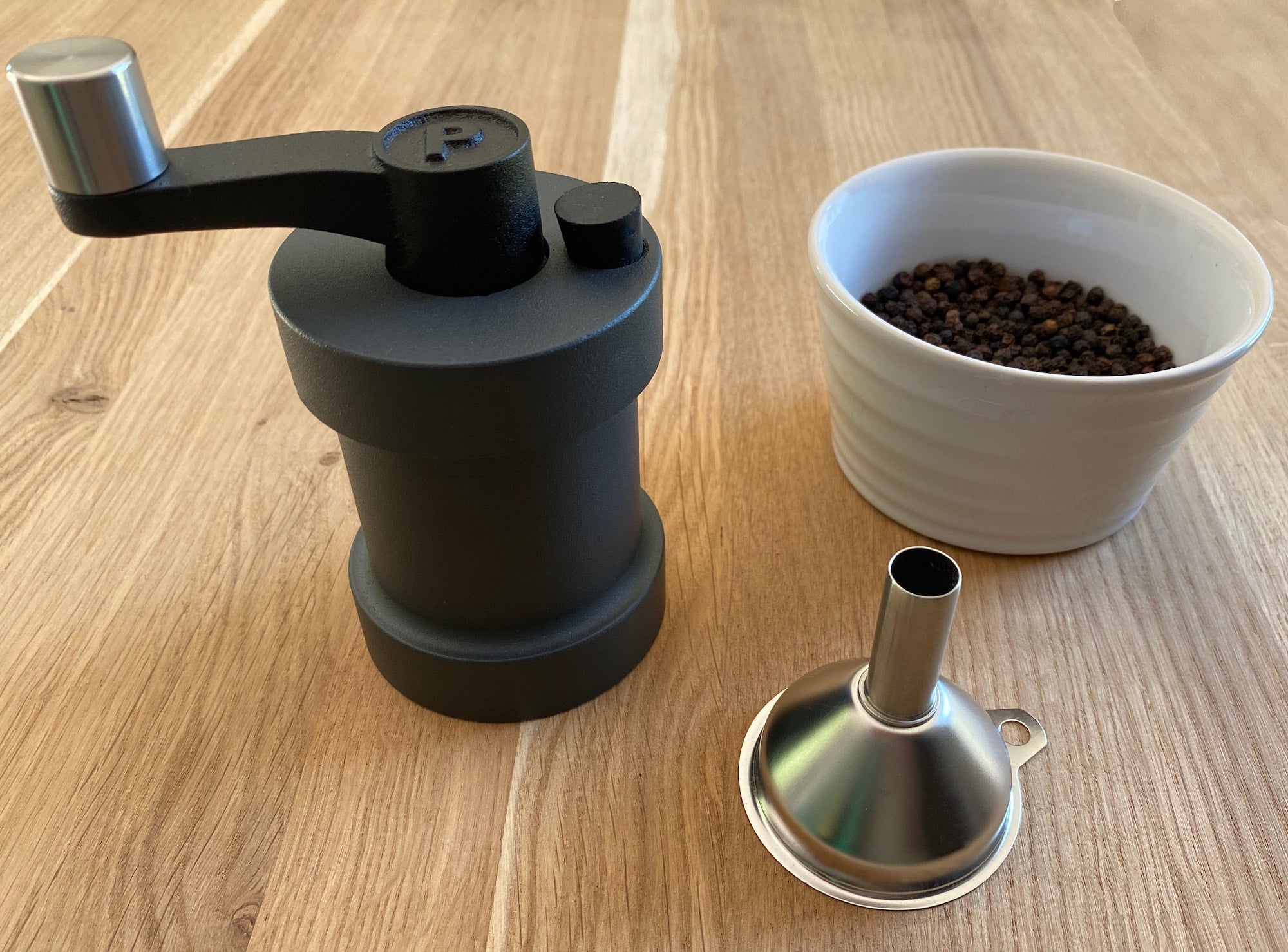 Video laden: Dieses Video zeigt den gleichmäßigen, geschmeidigen Mahlvorgang bei verschiedenen Mahlgradeinstellungen – von einer feinen Prise für empfindliche Gerichte bis hin zu einem groben Mahlgrad für kräftigen Geschmack und Textur.